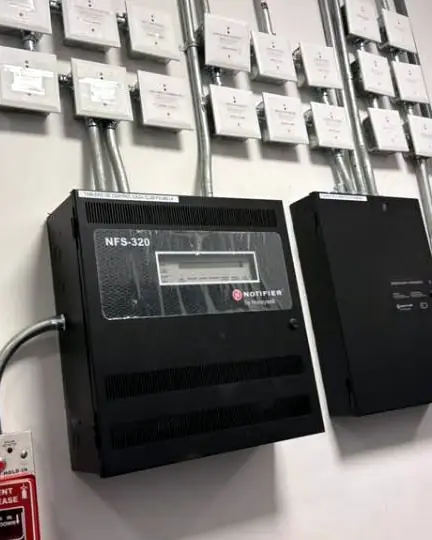 Central de detección de incendio Notifier NFS-320 instalada con canalizaciones a la vista