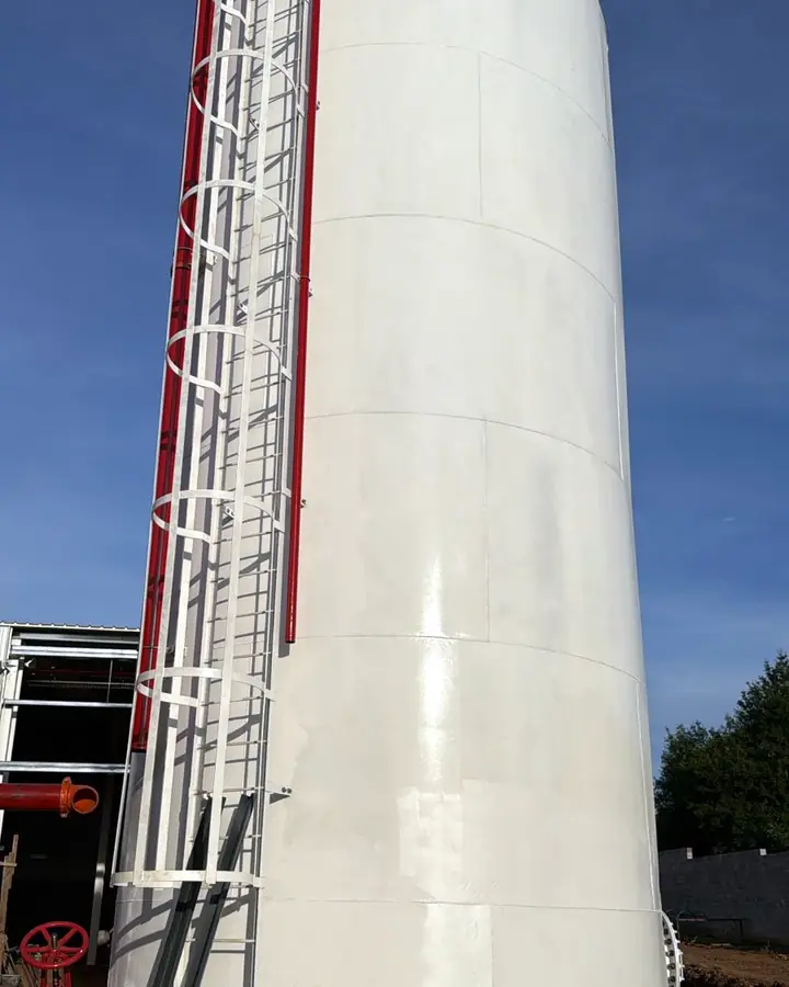 Tanque vertical de reserva de agua para incendio con escalera de acceso